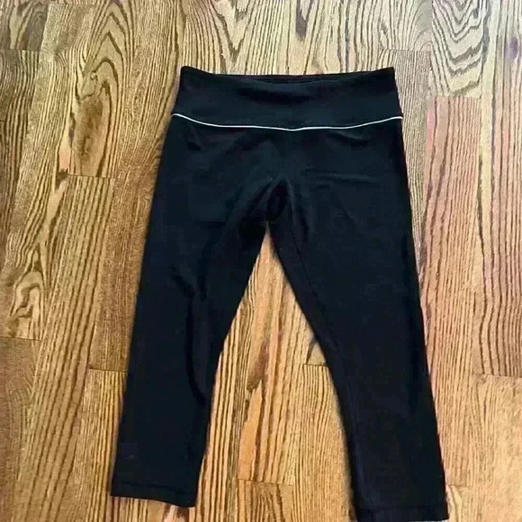 Lululemon Athletic Cropped Reversible Leggings 6 - Picture 1 of 6